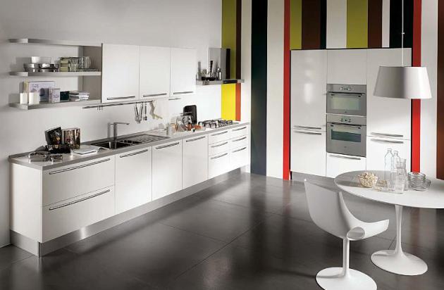 Фото: вертикальное комбинирование обоев на кухне стиля минимализм