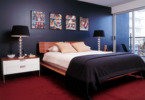 Фото: красный ковер в интерьере темно-синей спальни