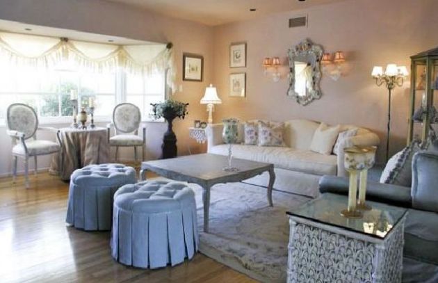 Фото: симметричное расположение мебели в интерьере гостиной винтажного стиля