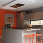 Сочетание серого и оранжевого цвета в кухне модерн