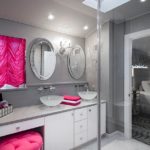 Серый интерьер ванной дополняют яркие розовые акценты