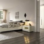 Серо-белый интерьер спальни с бежевыми занавесками