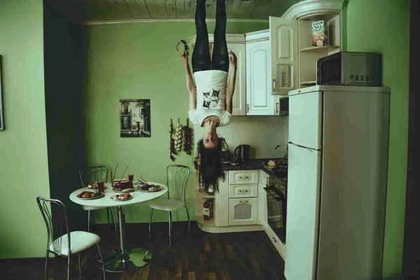 Девушка в интерьере кухни с холодильником
