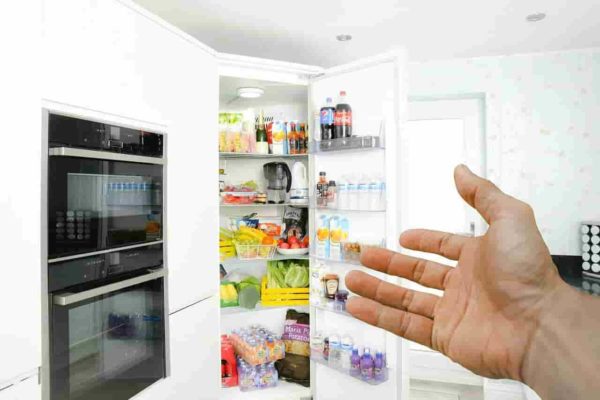 Холодильник вмещает много продуктов