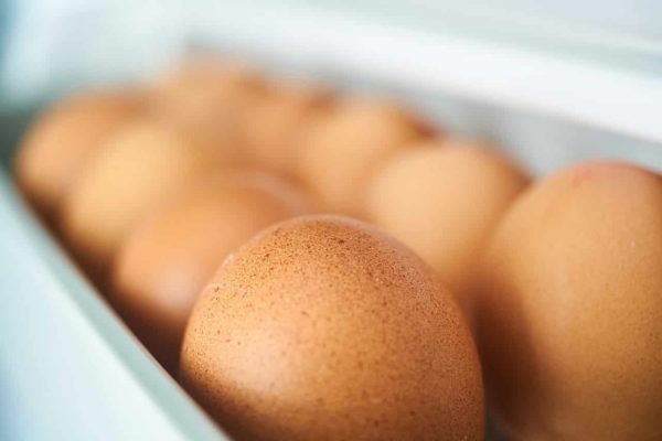 Яйца куриные на полке в холодильнике